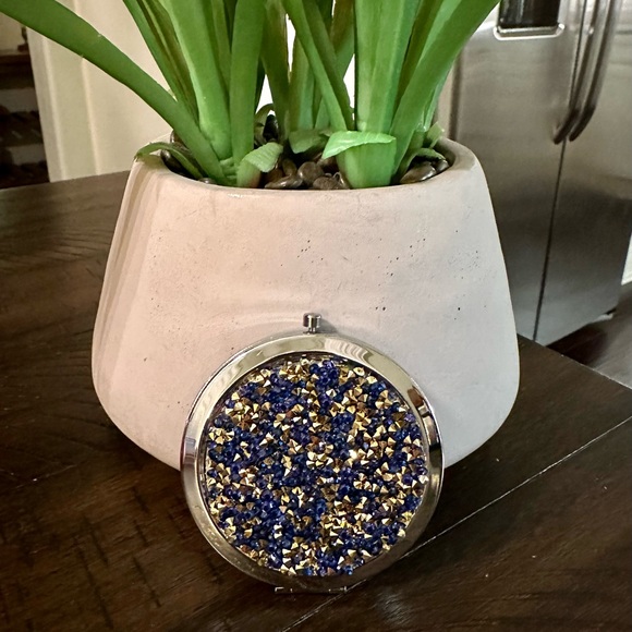 NEW!! Glam Compact Mirror - Picture 2 of 13